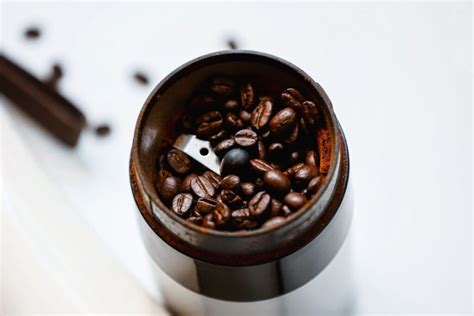 Dec 26, 2023 · Study seems to confirm secret ingredient for better coffee. Coffee connoisseurs have long held the belief that adding a little water to the beans before grinding them could make a difference. A new study by researchers at the University of Oregon seems to confirm exactly why. 
